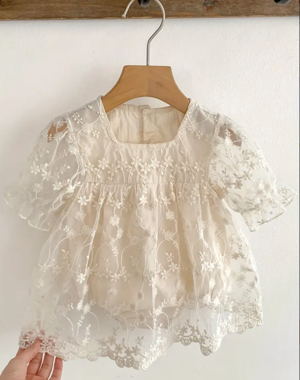 Single-piece children's round-neck embroidered chiffon spliced loose dress with short sleeves, casual and elegant bubble sleeve dress, summer infant girl clothing, as a gift