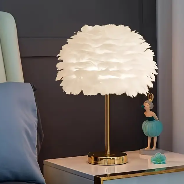 Bohemian-style artificial feather lamp with a light luxury Golden base + dimmable USB-powered soft romantic high-end style desk lamp, warm and romantic cream-toned bedside table decoration,