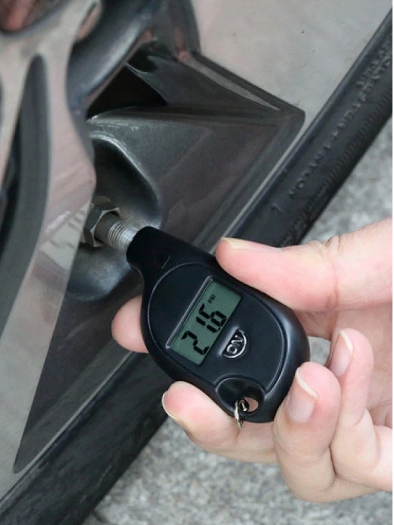 1PC Digital Barometer Tire Pressure Monitor Mini Barometer Mini Barometer With Keyring Precision Car