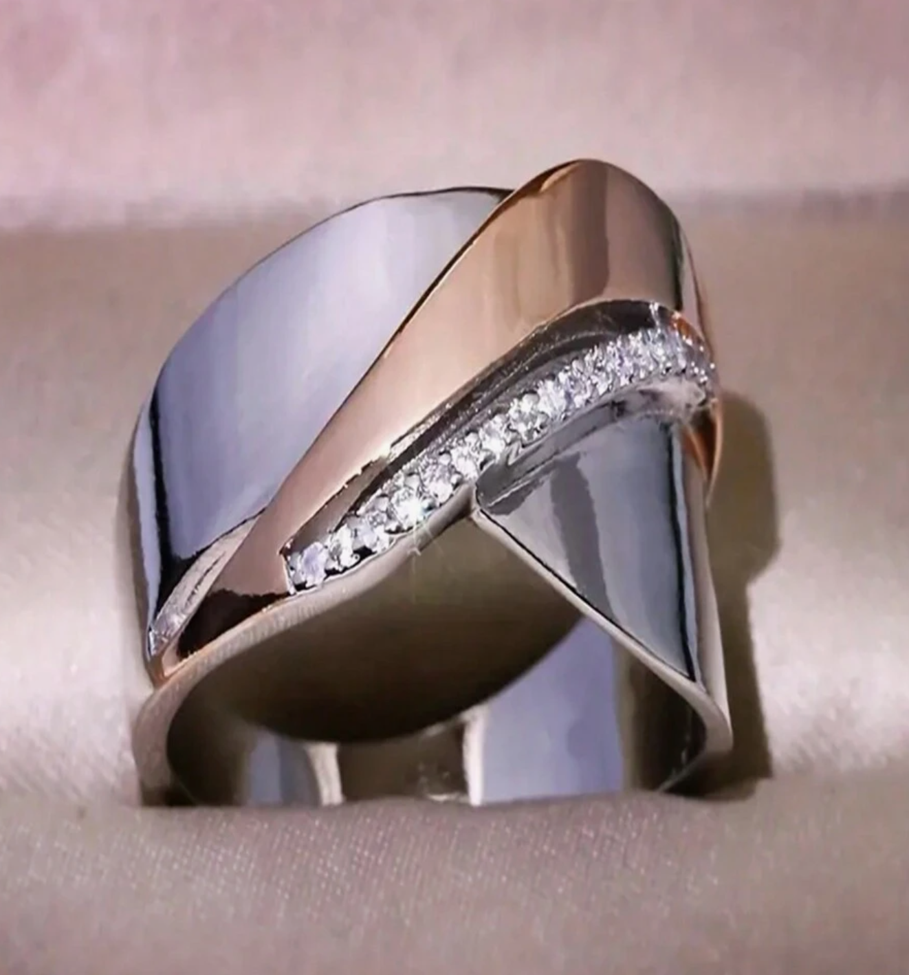 Fashionable Niche Design Wedding Ring