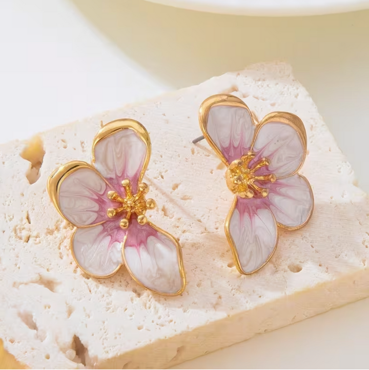 A Pair of Elegant French Retro Versatile Exquisite Handmade Enamel Gradient Dyed Pink White Half Flower Earrings Suitable for Beach Vacation/date Travel, the Best Gift for Girlfriends