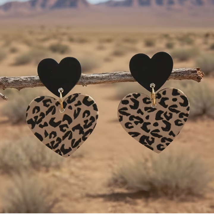 A Pair of Heart-Shaped Leopard Print Earrings for Autumn And Winter, Featuring a Retro Color Scheme That Is Trendy And Versatile, Perfect for Elegant And Fashionable Looks in Europe And America.