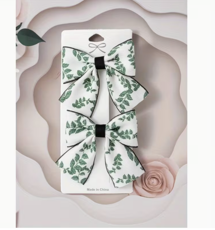 A Set of Two Eucalyptus Leaf Hair Clips, Featuring a Nature-Inspired Design Perfect for a Forest Theme. These Korean-Style Hair Additions Are Elegant, Non-Slip, And Gentle on The Hair, Suitable for Both And Adults