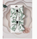 A Set of Two Eucalyptus Leaf Hair Clips, Featuring a Nature-Inspired Design Perfect for a Forest Theme. These Korean-Style Hair Additions Are Elegant, Non-Slip, And Gentle on The Hair, Suitable for Both And Adults