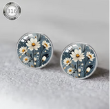 A Pair of 12Mm Vibrant And Natural Gray-White Daisy Design Earrings Made of 316 316 316 316 316 Stainless Steel, Featuring Hypoallergenic Materials And Embedded Convex Glass. Perfect for Everyday Outfits, Parties, And Vacation Wear