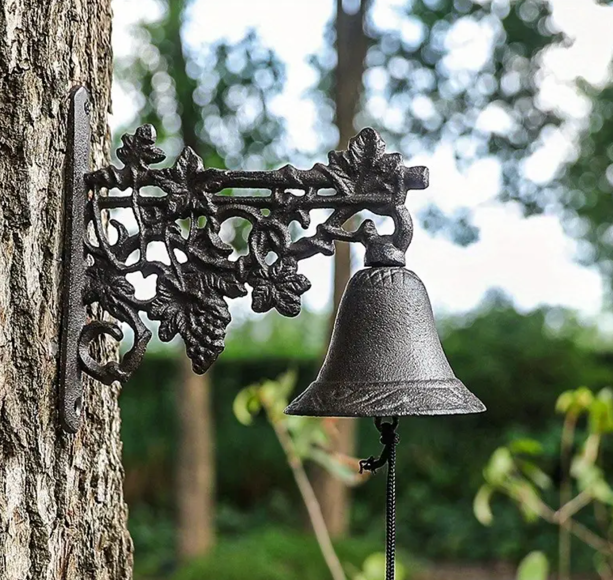 1pc Vintage Cast Iron Wall Hanging Bell - Grape-Shaped Farmhouse Decor with Leaf Motifs, Rustic Doorbell & Dinner Bell for Home Garden Courtyard, No Batteries Needed, Rustic Farmhouse Decor, Classic Metallic Finish